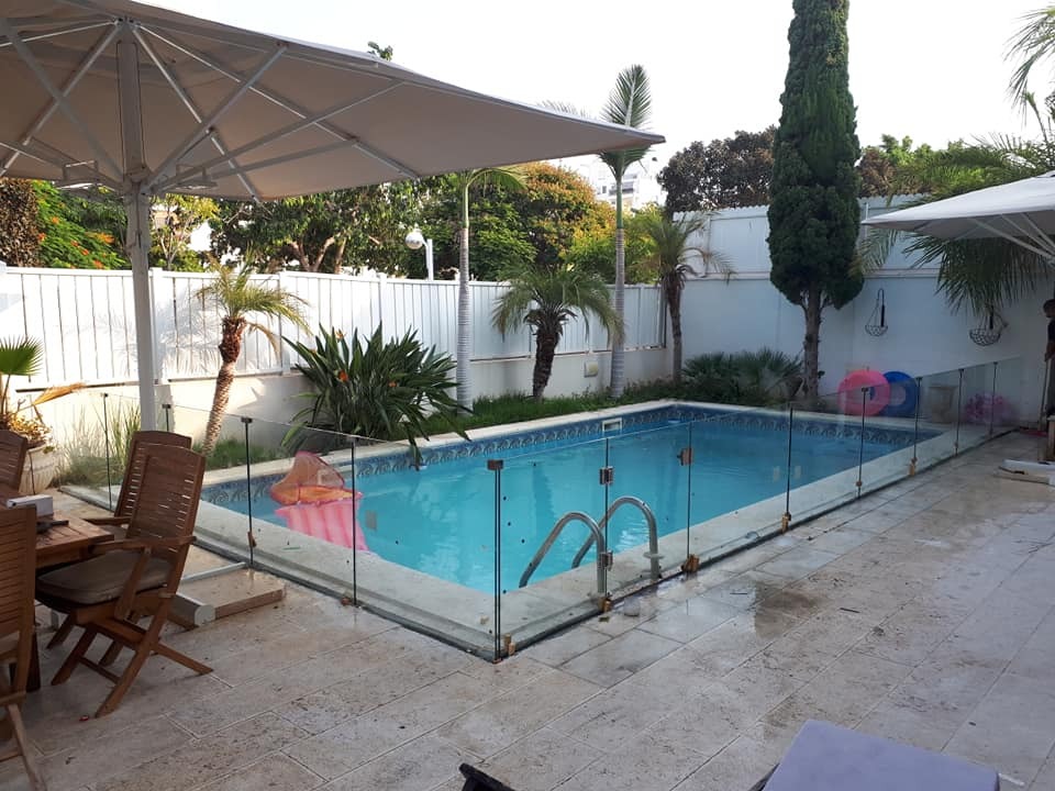 מעקה זכוכית